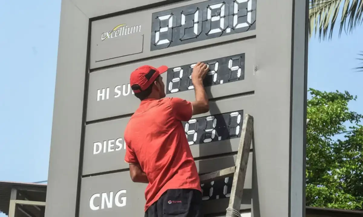 پیٹرولیم مصنوعات کی قیمتوں میں ہوشربا اضافہ: نئی قیمتیں، وجوہات اور معاشی اثرات کا تفصیلی جائزہ