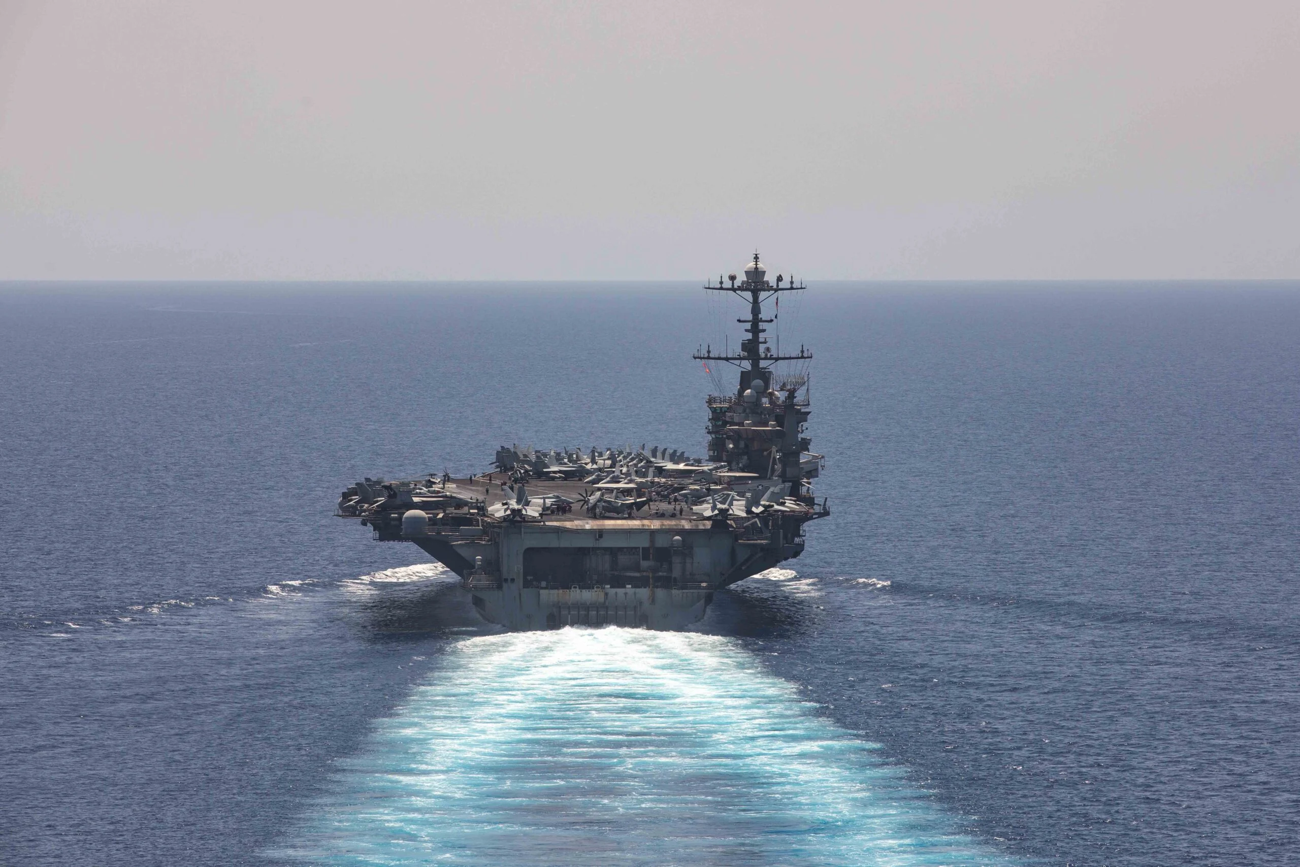 امریکی طیارہ بردار بحری جہاز: مشرق وسطیٰ میں تعیناتی اور علاقائی اثرات