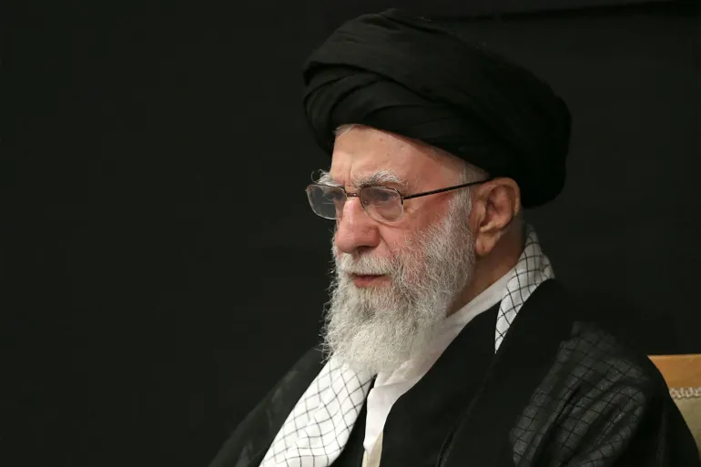 آیت اللہ علی خامنہ ای: ایران کے رہبرِ اعلیٰ کی تفصیلی تاریخ