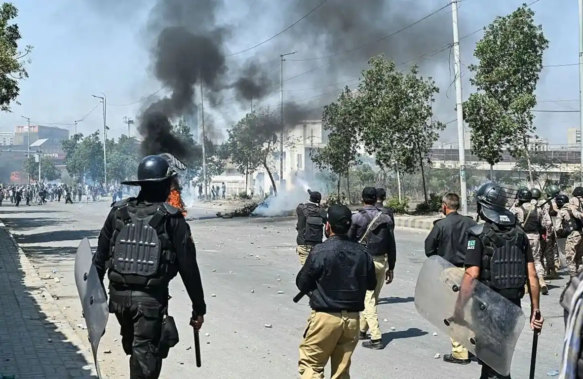 امریکی قونصل خانہ کراچی پر احتجاج: تازہ ترین صورتحال اور تجزیہ