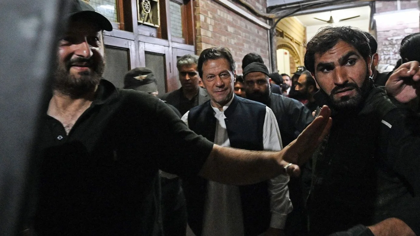 عمران خان کی رہائی: موجودہ قانونی حیثیت، مقدمات اور سیاسی اثرات