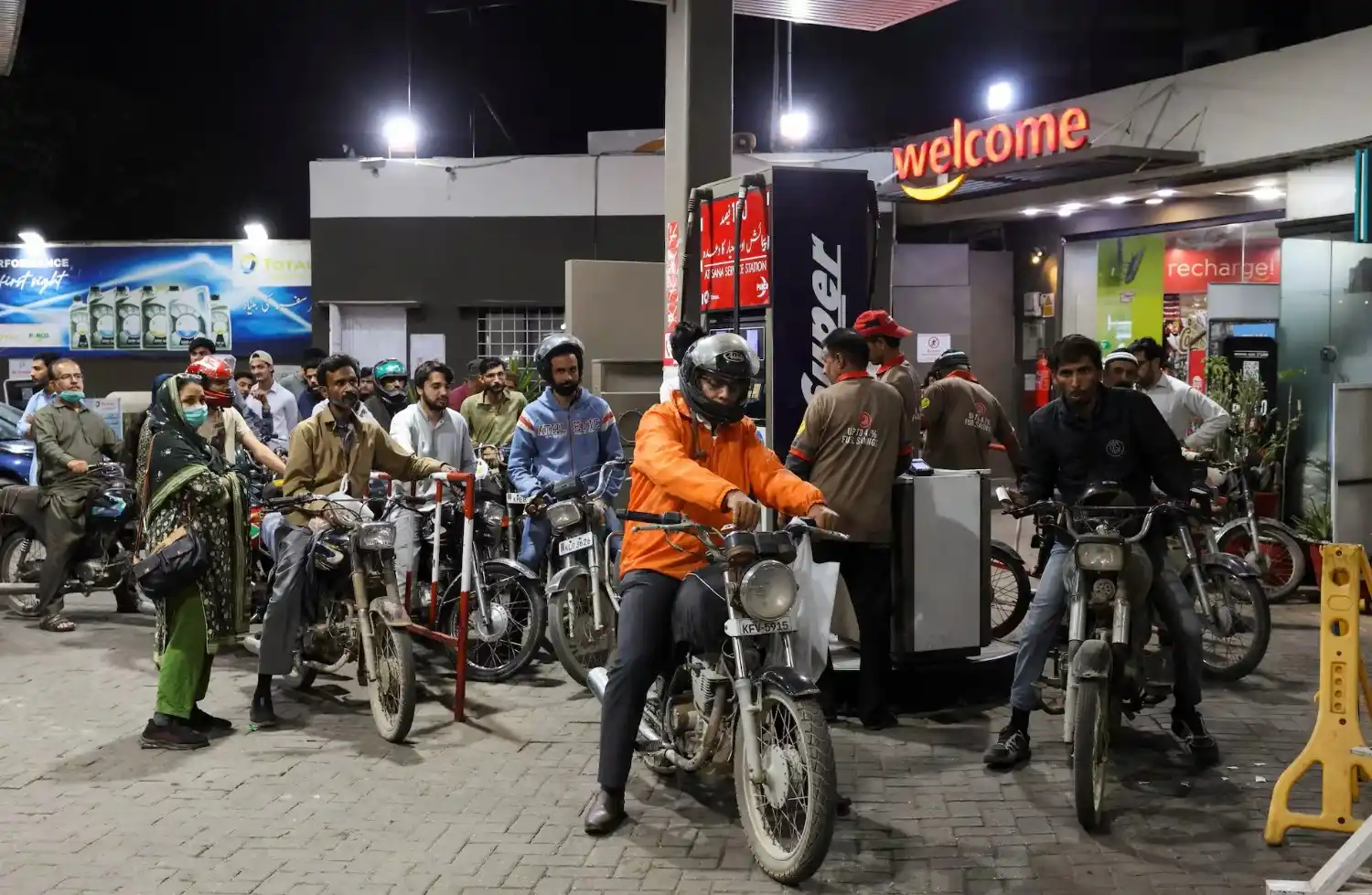 پیٹرول کی قیمت: پاکستان میں آج کے تازہ ترین اعداد و شمار